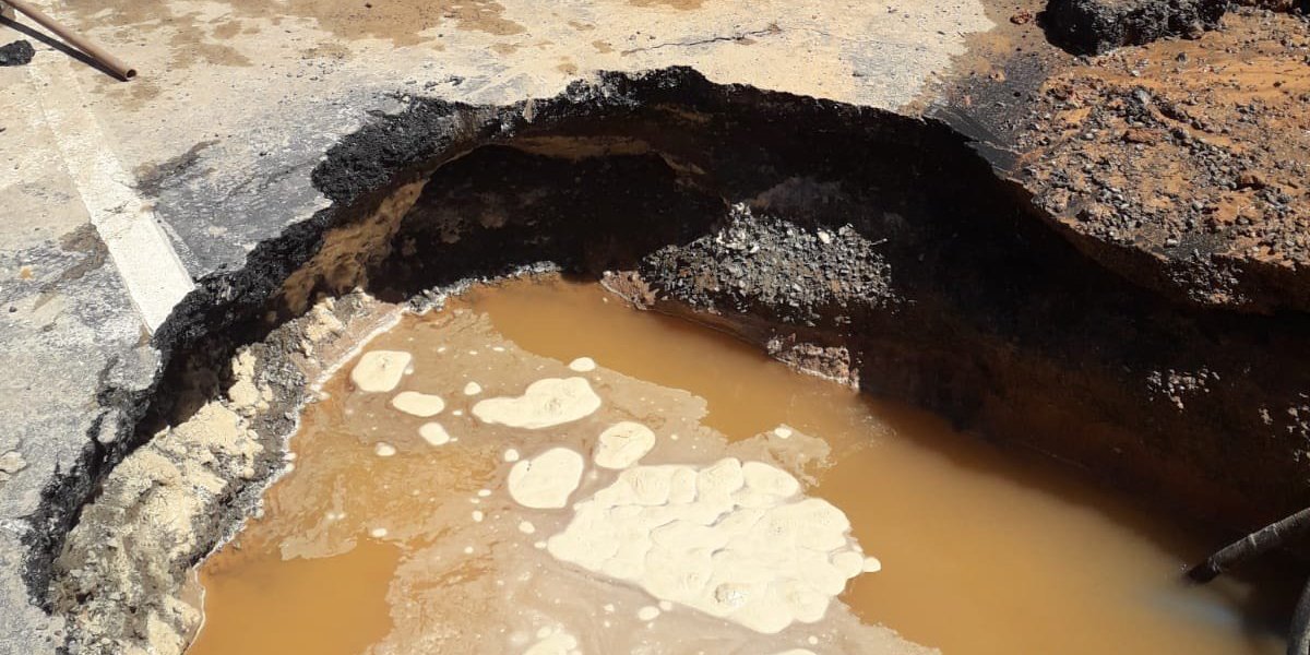Novo rompimento de adutora deixa cratera no circuito Dodô