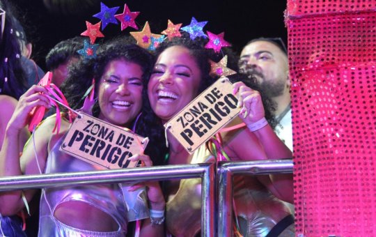 Rafa Moreira e Sheuba curtem Carnaval vestidas de 'Zona de Perigo'