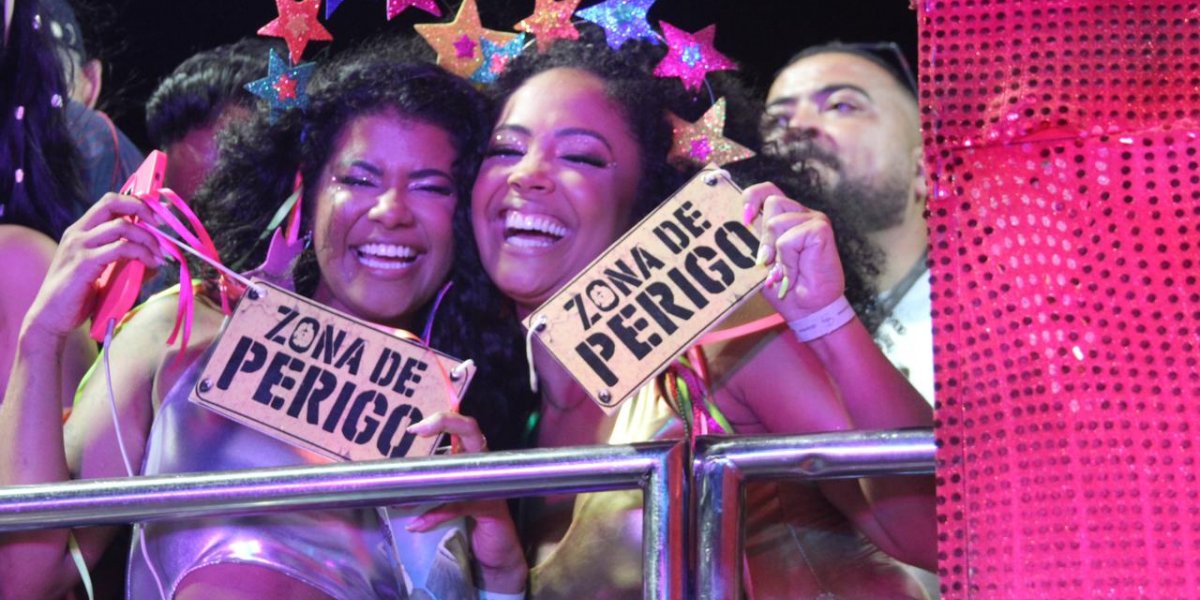 Rafa Moreira e Sheuba curtem Carnaval vestidas de 'Zona de Perigo'