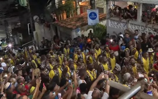 Cortejo do Ilê Aiyê sai do Curuzu em direção ao circuito Osmar