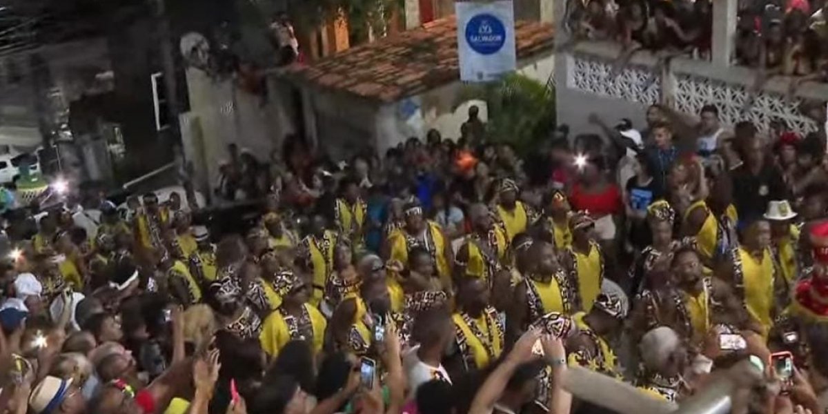 Cortejo do Ilê Aiyê sai do Curuzu em direção ao circuito Osmar