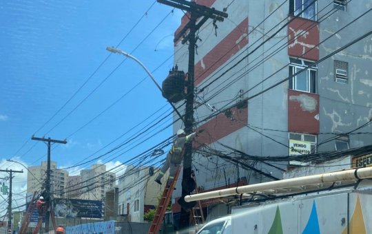 Poste pega fogo após explosão de botijão de gás no bairro de Brotas, em Salvador