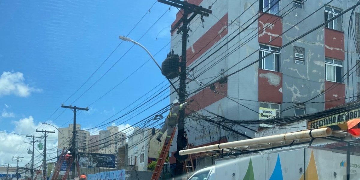 Poste pega fogo após explosão de botijão de gás no bairro de Brotas, em Salvador