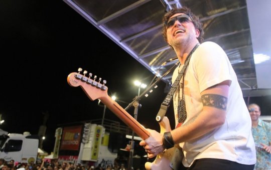 'No chão da praça': Davi Moraes celebra legado de Moraes Moreira, ícone da folia