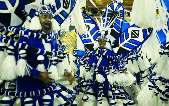 Sapucaí reúne historiografia e delírio no segundo dia de desfiles