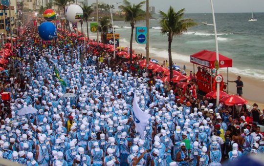 Filhos de Gandhy desfila no circuito Dodô com mensagem: "Salvem a Amazônia"