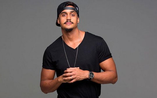 Parte do palco da Boca do Rio se solta e atrações da segunda são canceladas