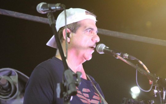 Durval Lélys levanta foliões na Barra com principais hits da carreira