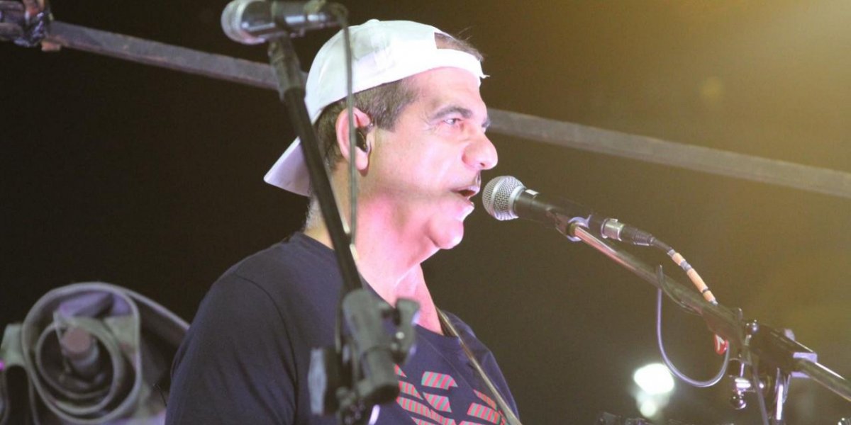 Durval Lélys levanta foliões na Barra com principais hits da carreira