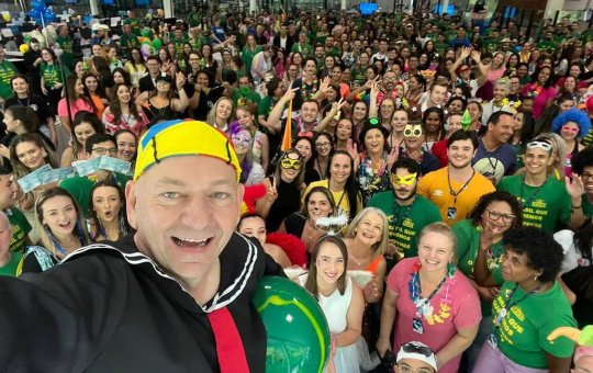 Luciano Hang deixa roupa verde para trás e se fantasia de Quico