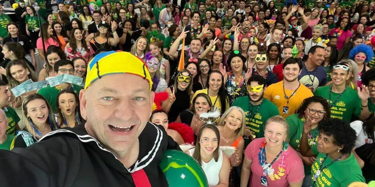 Luciano Hang deixa roupa verde para trás e se fantasia de Quico