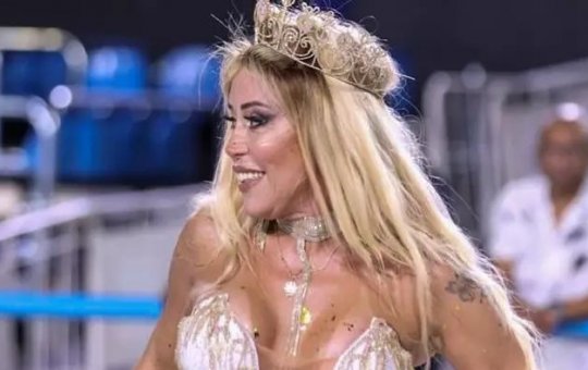 Mulher Abacaxi termina casamento de 7 anos após desfile com seios à mostra