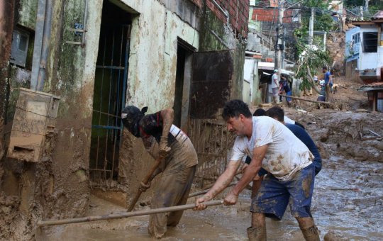 Temporais: voluntários fazem mutirão de limpeza e distribuem doações