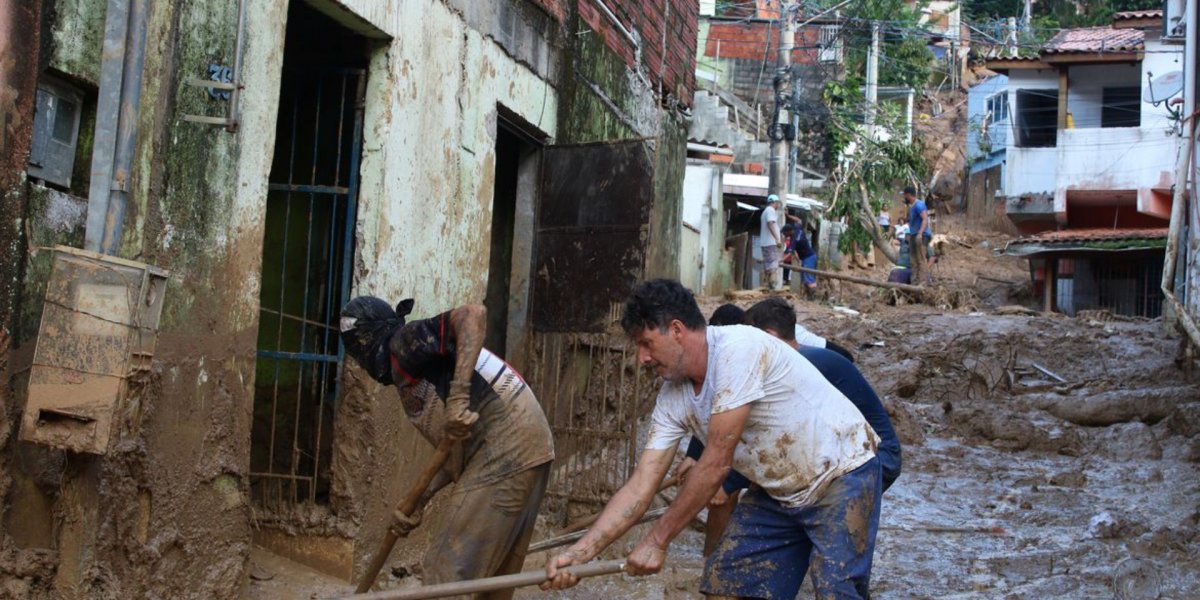 Temporais: voluntários fazem mutirão de limpeza e distribuem doações