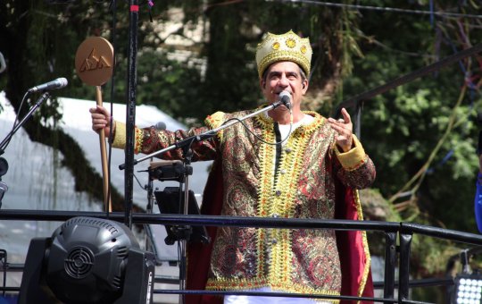 Vestindo fantasia de rei, Durval Lelys faz alegria dos foliões