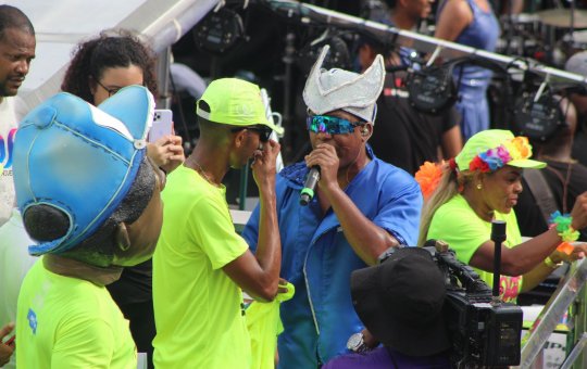 Márcio Victor leva trabalhadores da limpeza para trio e pede valorização