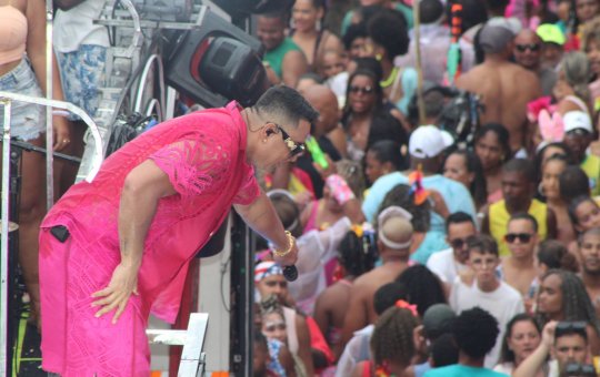 Xanddy Harmonia puxa pipoca no circuito Osmar no último dia de Carnaval