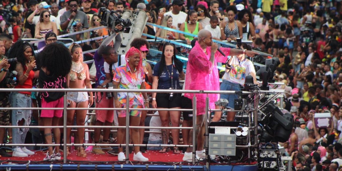 Léo Santana abre espaço para cantoras baianas no último dia de Carnaval