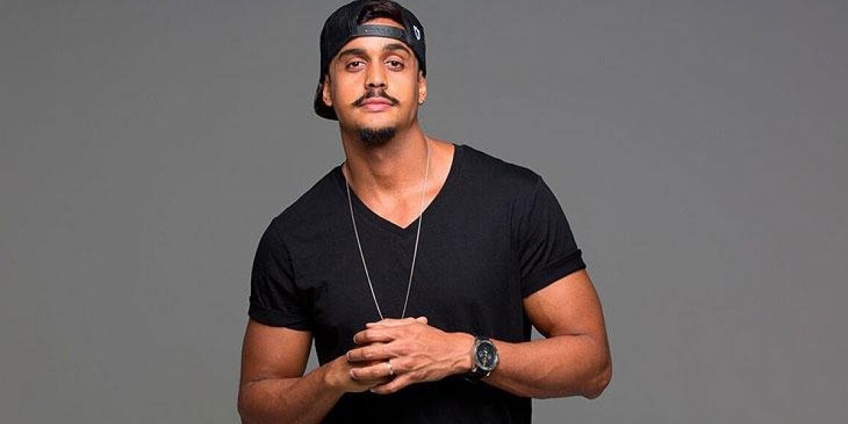 Lincoln Senna puxa "Locomotiva" da bagaçeira no último do Carnaval