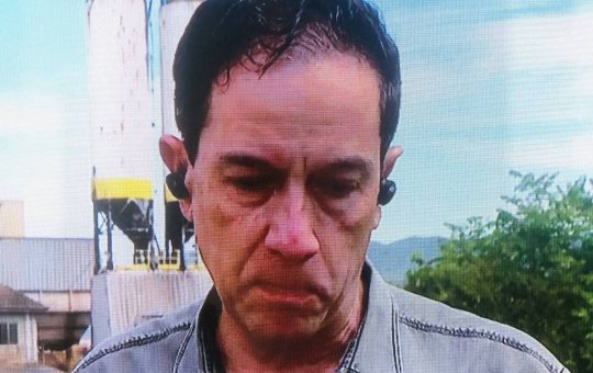 Repórter chora ao relatar litro de água a R$ 93 em cidade inundada em SP