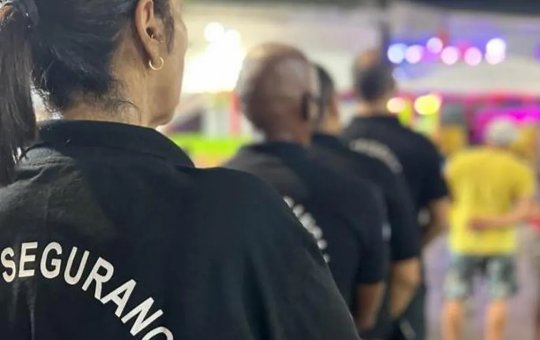 Mulher é presa após chamar ambulante de macaco no Carnaval