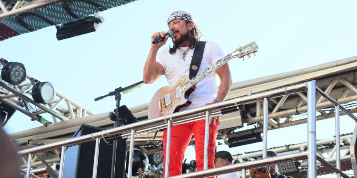 Com Bell Marques, foliões dão adeus ao Carnaval em arrastão da Quarta de Cinzas