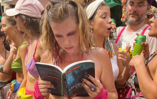 Carolinie Figueiredo chama atenção ao ler livro em pleno bloco de Carnaval