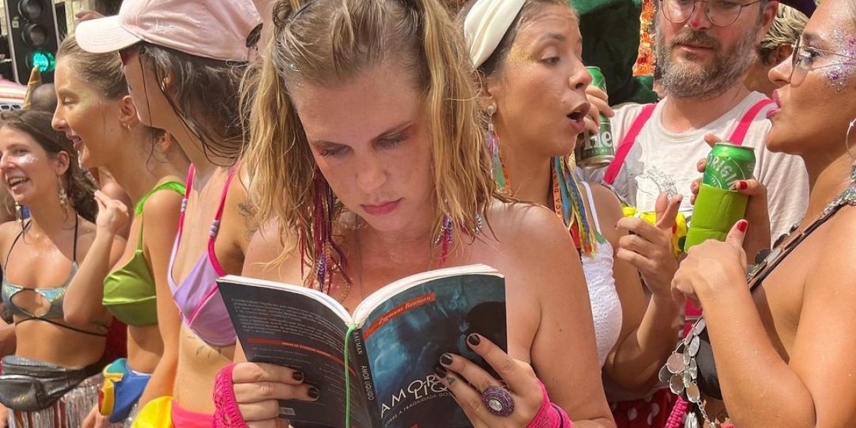 Carolinie Figueiredo chama atenção ao ler livro em pleno bloco de Carnaval