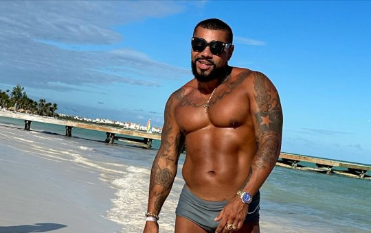 Naldo tenta sensualizar com hit de Léo Santana e vira piada