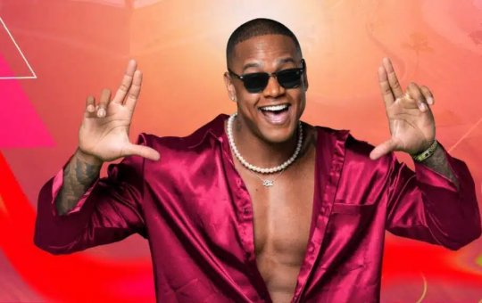 Léo Santana comemora prêmio de 'Música do Carnaval 2023' com live e muito samba