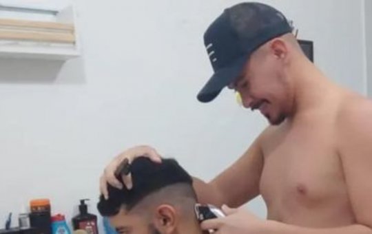 Todo mundo nú! Nudismo na barbearia é a nova moda pós carnaval