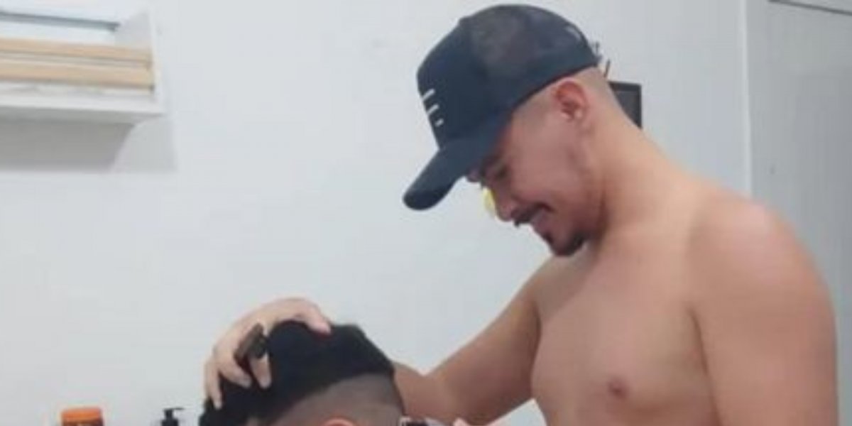 Todo mundo nú! Nudismo na barbearia é a nova moda pós carnaval