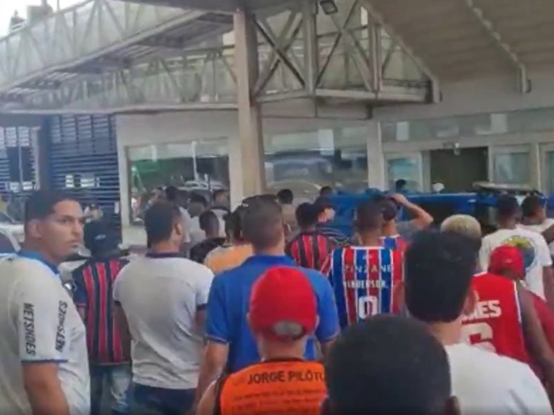 Torcida do Bahia protesta em chegada da delegação do Bahia em Salvador