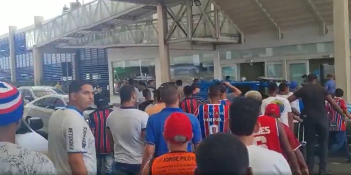 Torcida do Bahia protesta em chegada da delegação do Bahia em Salvador