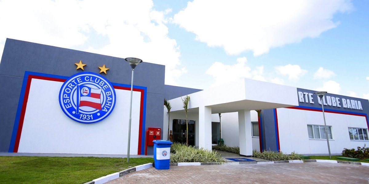 Muros do CT do Bahia amanhecem pichados após protesto no Aeroporto de Salvador