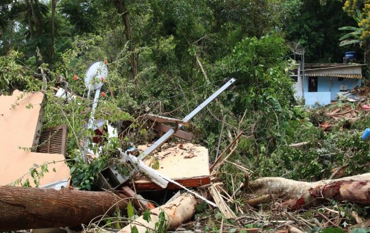 Sobe para 54 número de mortos após chuvas no litoral norte paulista