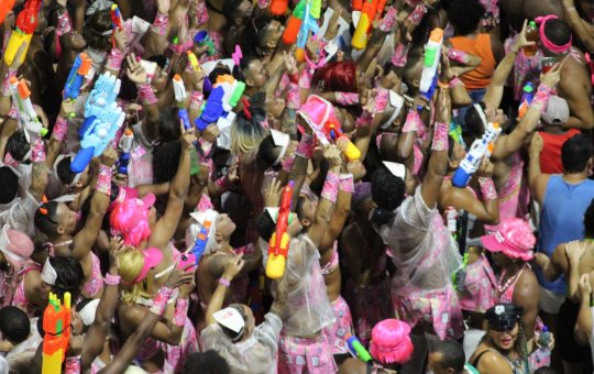 "Foi assustador": empresário denuncia invasão de Muquiranas a bar LGBT