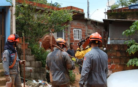 Bombeiros suspendem buscas em São Sebastião (SP) por causa das chuvas