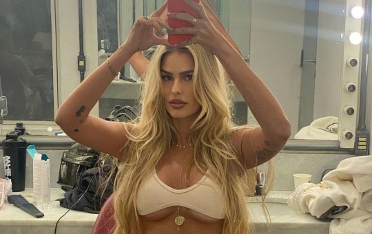 Yasmin Brunet desabafa sobre perrengue em desfile: "Calcinha não estava pronta"
