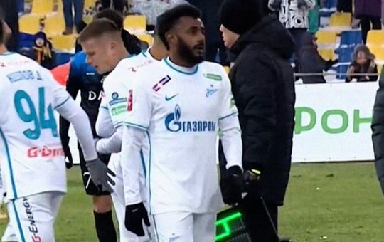 Torcedores atiram banana na direção de Wendel em jogo na Rússia