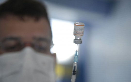 Brasil começa a aplicar vacina bivalente contra covid-19