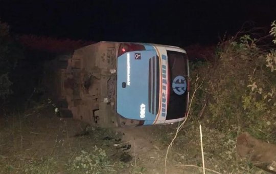 Ônibus com mais de 20 passageiros tomba na BA-161