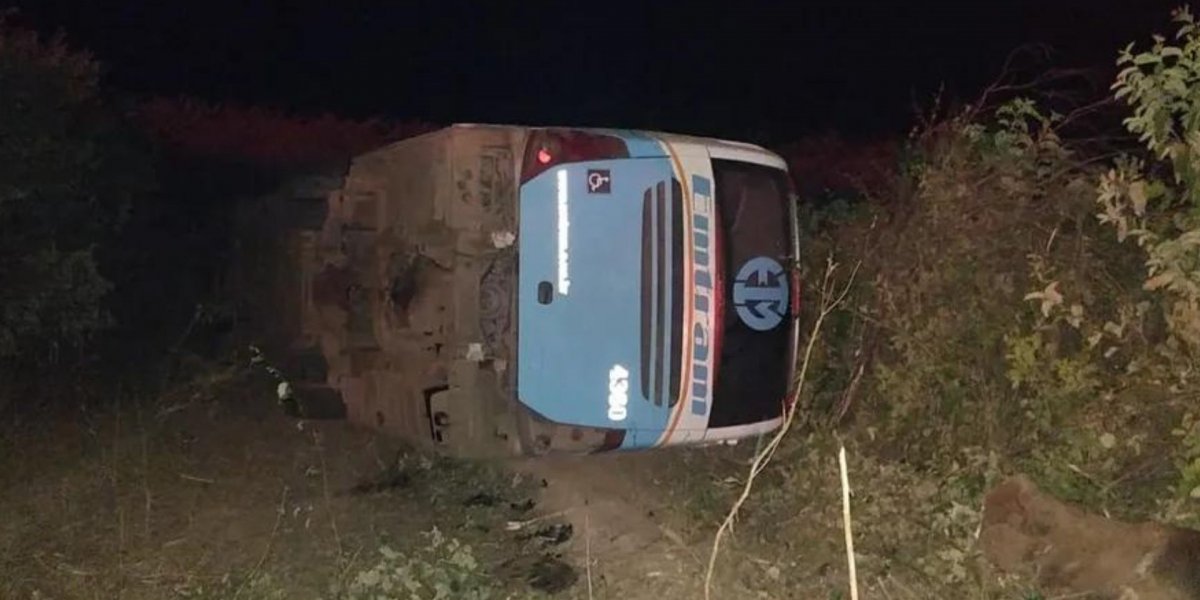 Ônibus com mais de 20 passageiros tomba na BA-161