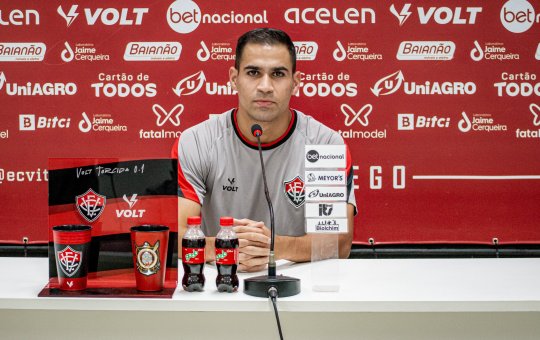 Thiago Lopes sai em defesa de Léo Condé, mas afirma estar jogando improvisado