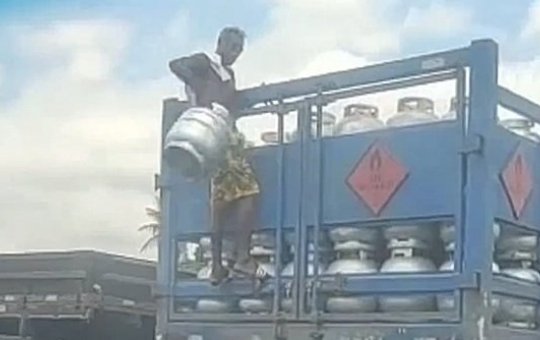 Homem é filmado furtando botijão de caminhão em movimento; assista
