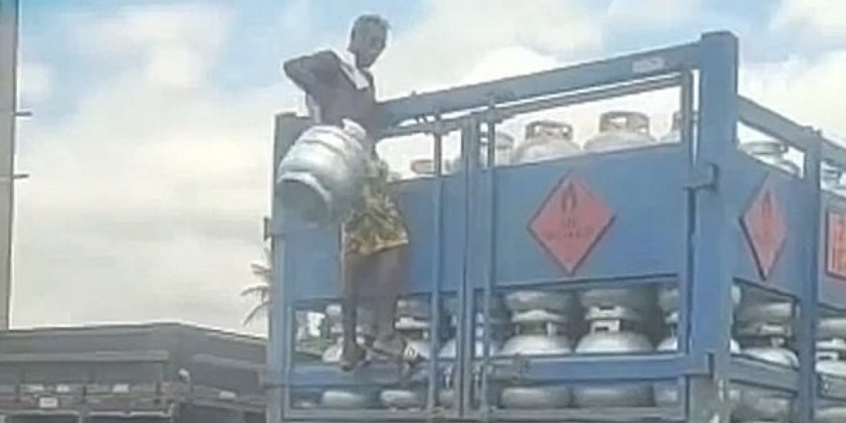 Homem é filmado furtando botijão de caminhão em movimento; assista