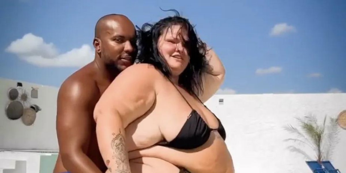 Sensual: Thais Carla viraliza ao dançar de biquini fio dental com namorado; veja