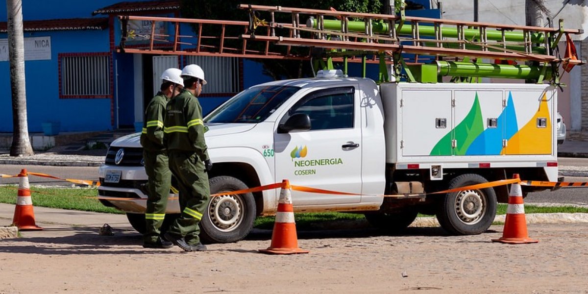 Fornecimento de luz é interrompido após fiação telefônica pegar fogo no Cabula