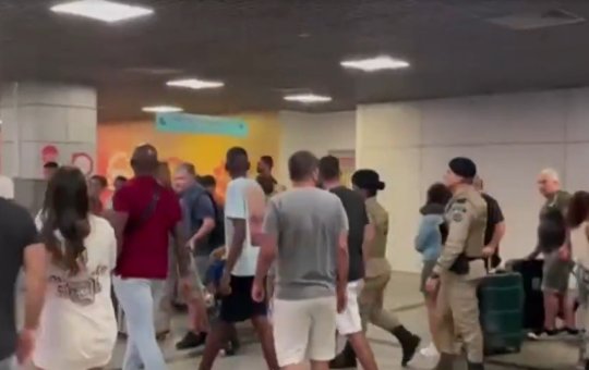 Vitória desembarca no aeroporto de Salvador sob protestos de torcedores