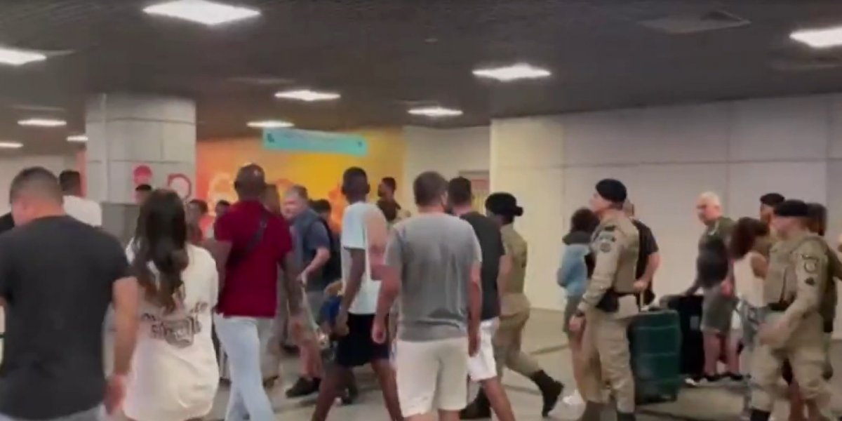 Vitória desembarca no aeroporto de Salvador sob protestos de torcedores